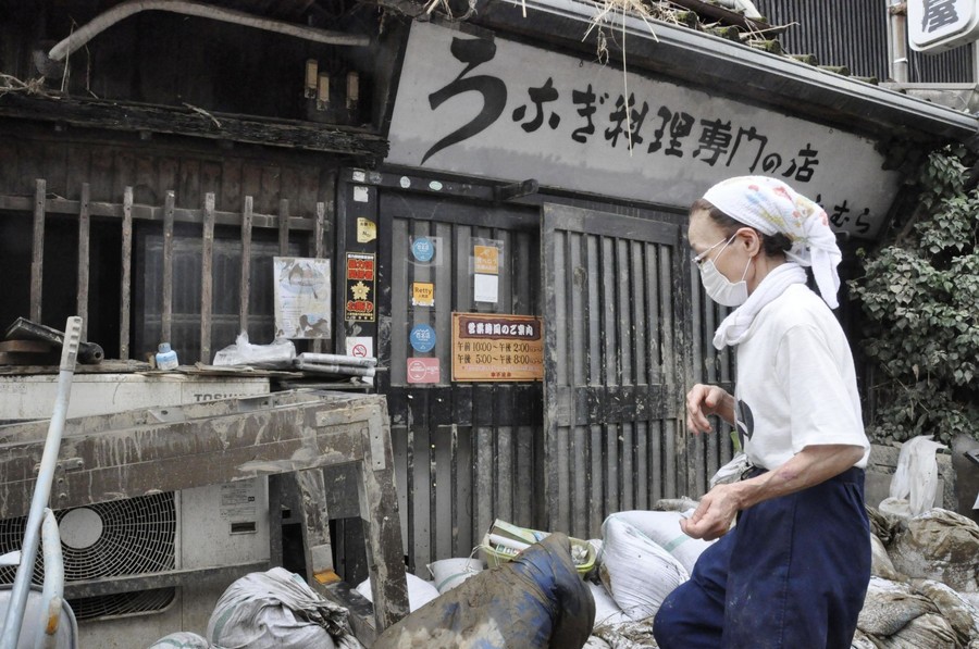 上村在收拾店面（共同社）