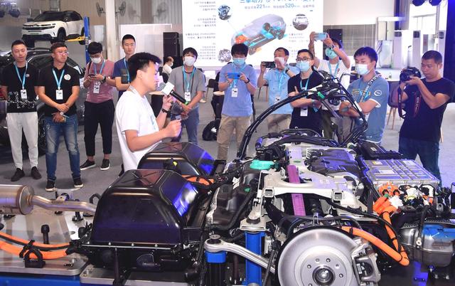 全球首款搭载三电机的插电式混动——天逸PHEV即将亮相成都车展