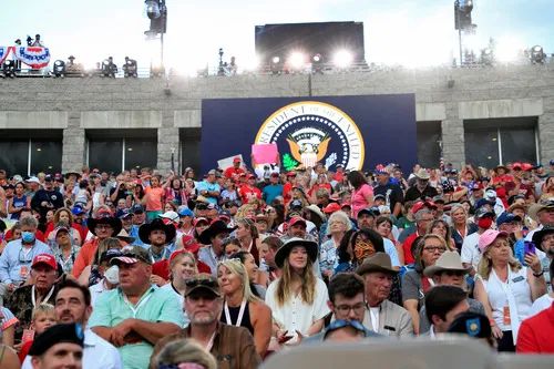  7月3日，人们在美国南达科他州的拉什莫尔峰国家纪念碑前参加独立日焰火表演活动。新华社/路透