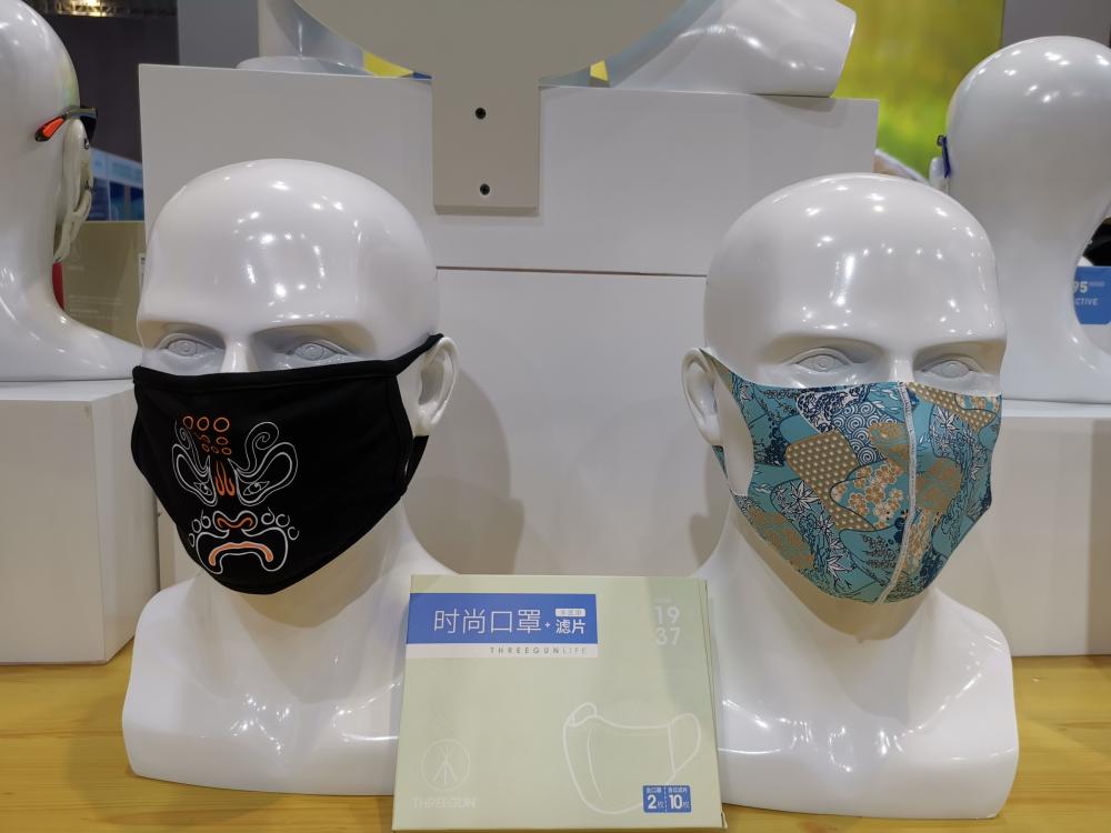 除了看各种花式口罩,记者还在这里看到了全球抗"疫"的中国力量