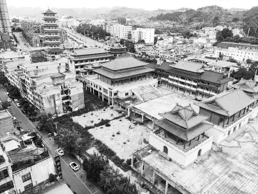 独山县22亿“紫禁城”项目已停工 院内杂草丛生