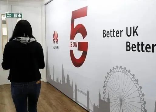 1月28日,在英国伦敦,一名工作人员从华为5g创新体验中心走过