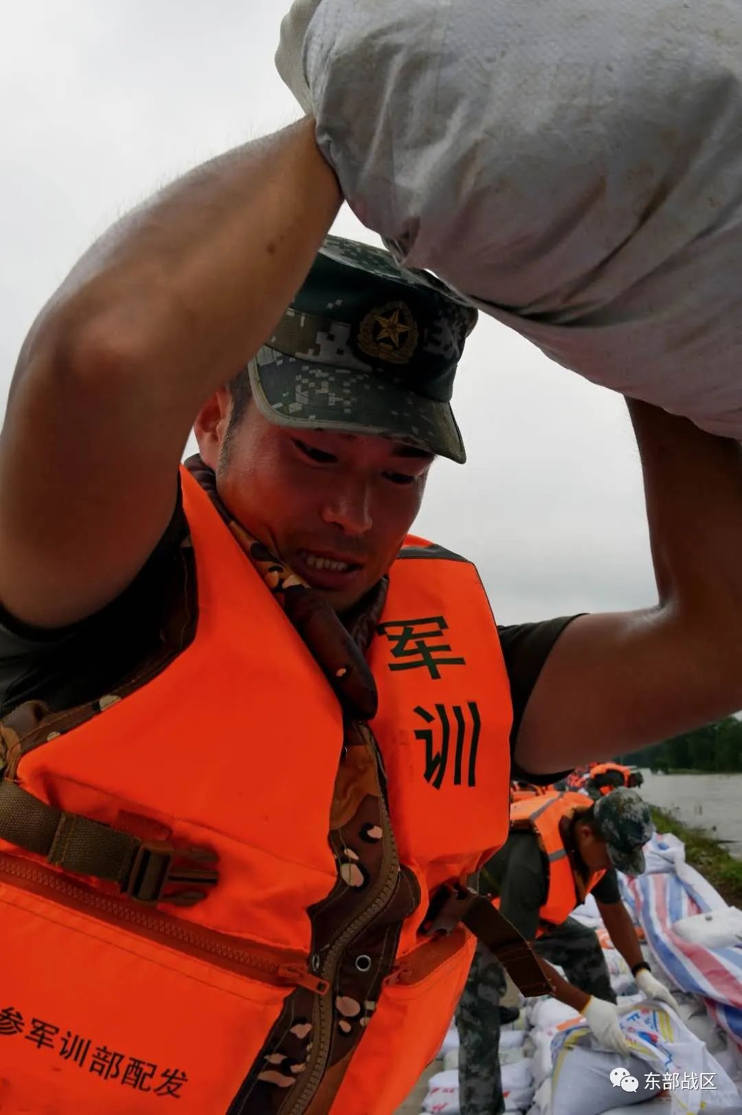 抗洪大堤上这些00后的肩膀和脊梁令人泪目