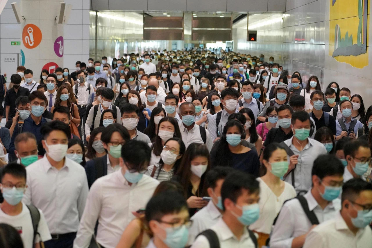 2020年6月22日上班高峰期，香港市民戴口罩出行。图/中新