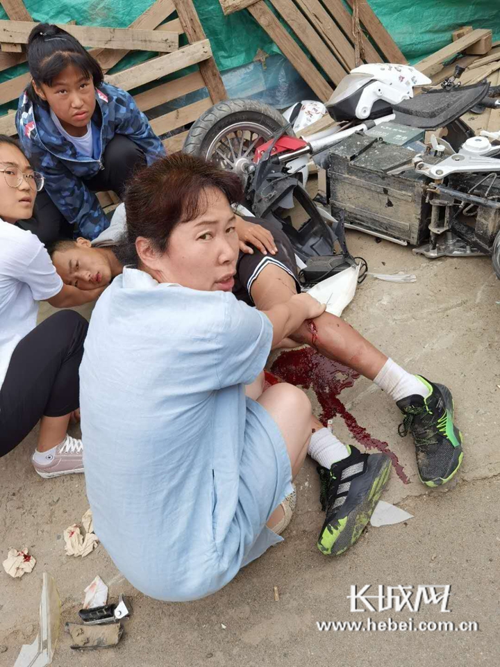 【凡人微光】男孩儿遇车祸血流一地,女医生路过下车紧急施救