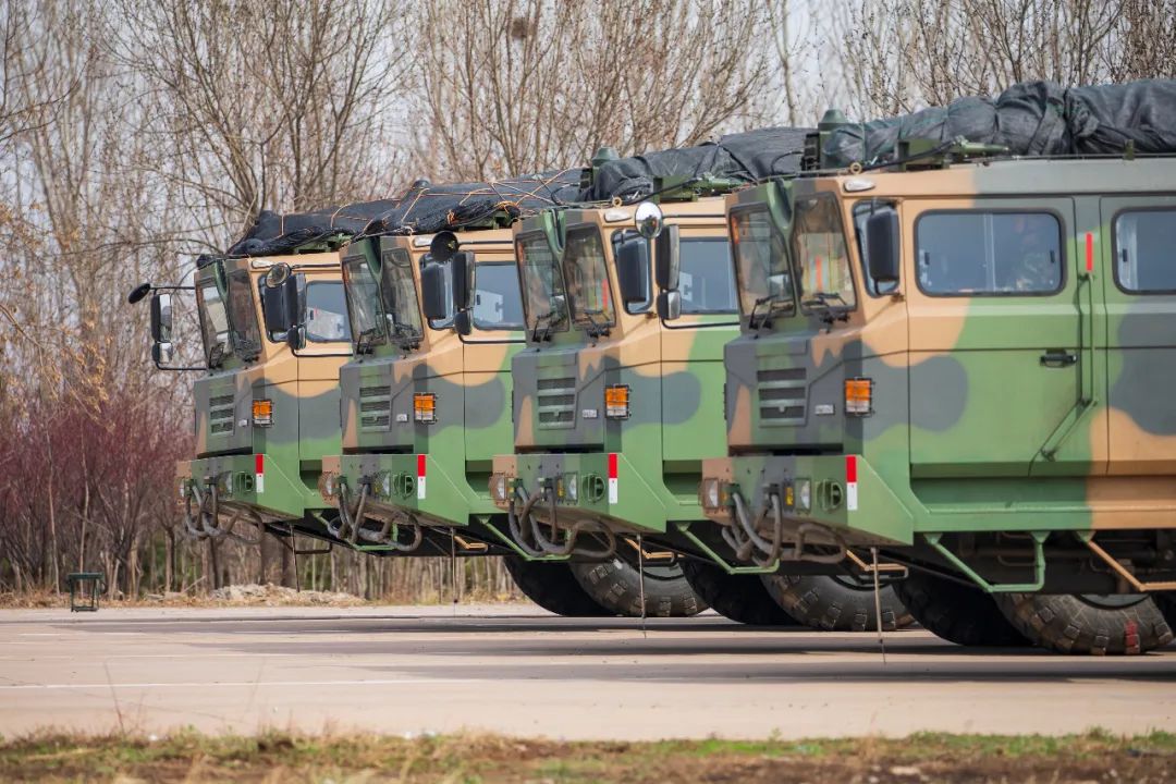 来了来了东风快递小哥们带着故事来了