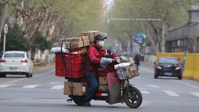人大代表为快递小哥忧不签劳动合同出工伤咋办学美团为骑手买保险吗