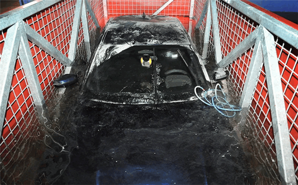 捷克一宝马3系充电时自燃 消防人员神操作火烧秒变水泡车 宝马3系 宝马 自燃 新浪科技 新浪网