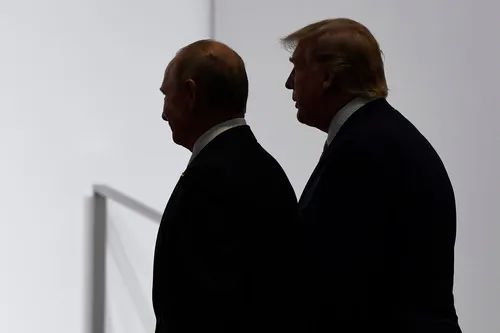 这是2019年6月28日在日本大阪拍摄的参加G20峰会的美国总统特朗普（右）和俄罗斯总统普京。新华社/美联