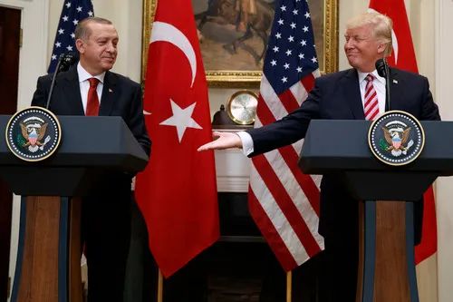 2017年5月16日，在美国华盛顿，美国总统特朗普（右）与土耳其总统埃尔多安会见记者。新华社/美联