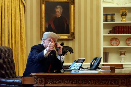 2017年1月29日，在美国首都华盛顿白宫，美国总统特朗普在打电话时竖起大拇指。新华社/路透