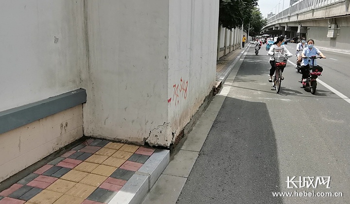 盲道被一堵墙给拦腰截断.长城新媒体记者 周亚彬 摄