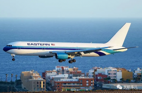 右侧主起落架陷入草地海外网7月18日电,美国东方航空(4.870,0.09,1.