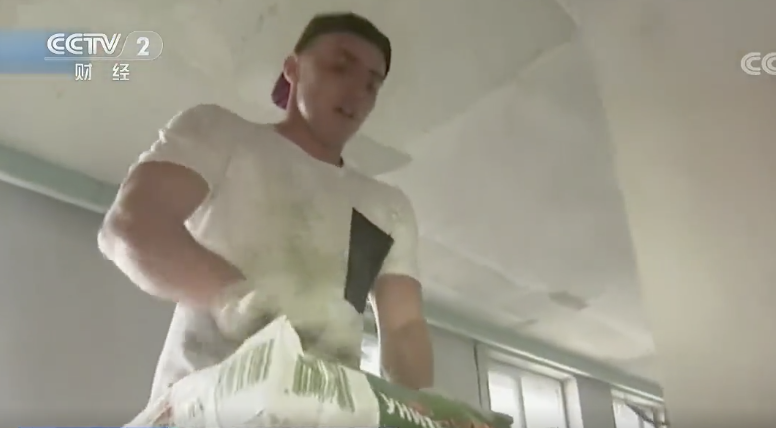 央视财经微信号|网球双打大满贯冠军当起超市理货员！体育产业如何自救？