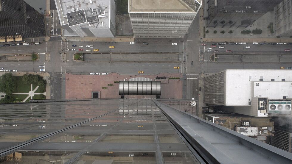 环球网|警察抓捕嫌犯时跟着嫌犯从13楼跳下,不仅幸运存活还成功抓捕嫌犯