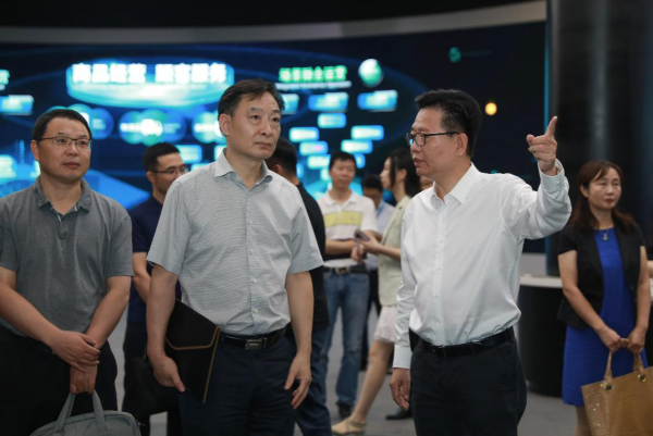 7月17日,江苏省发展改革委副主任祁彪一行到访南京苏宁易购总部,就