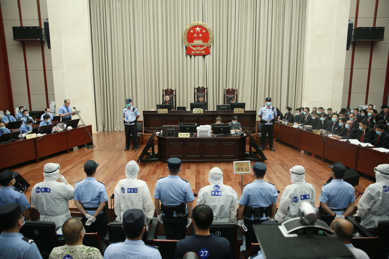 【扫黑除恶】鄂尔多斯市中院依法公开审理贾净博等61人涉黑案件