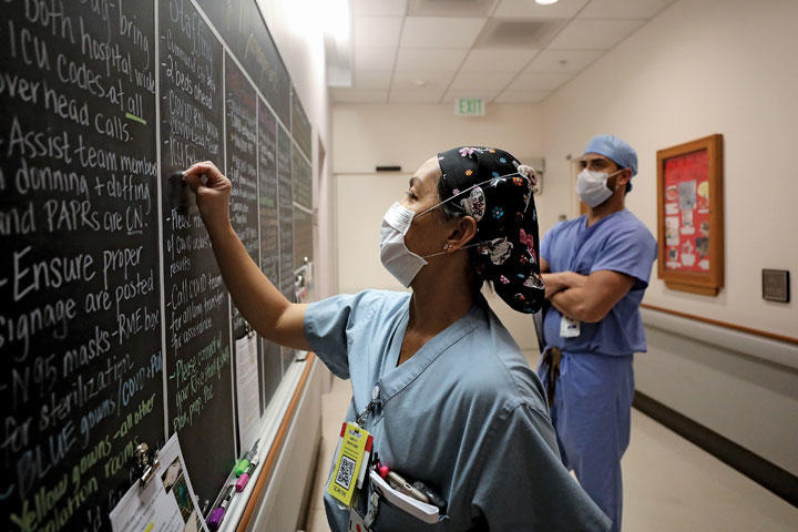 在美国,护士正在对新冠病毒感染者进行信息管理.图据《新闻周刊》