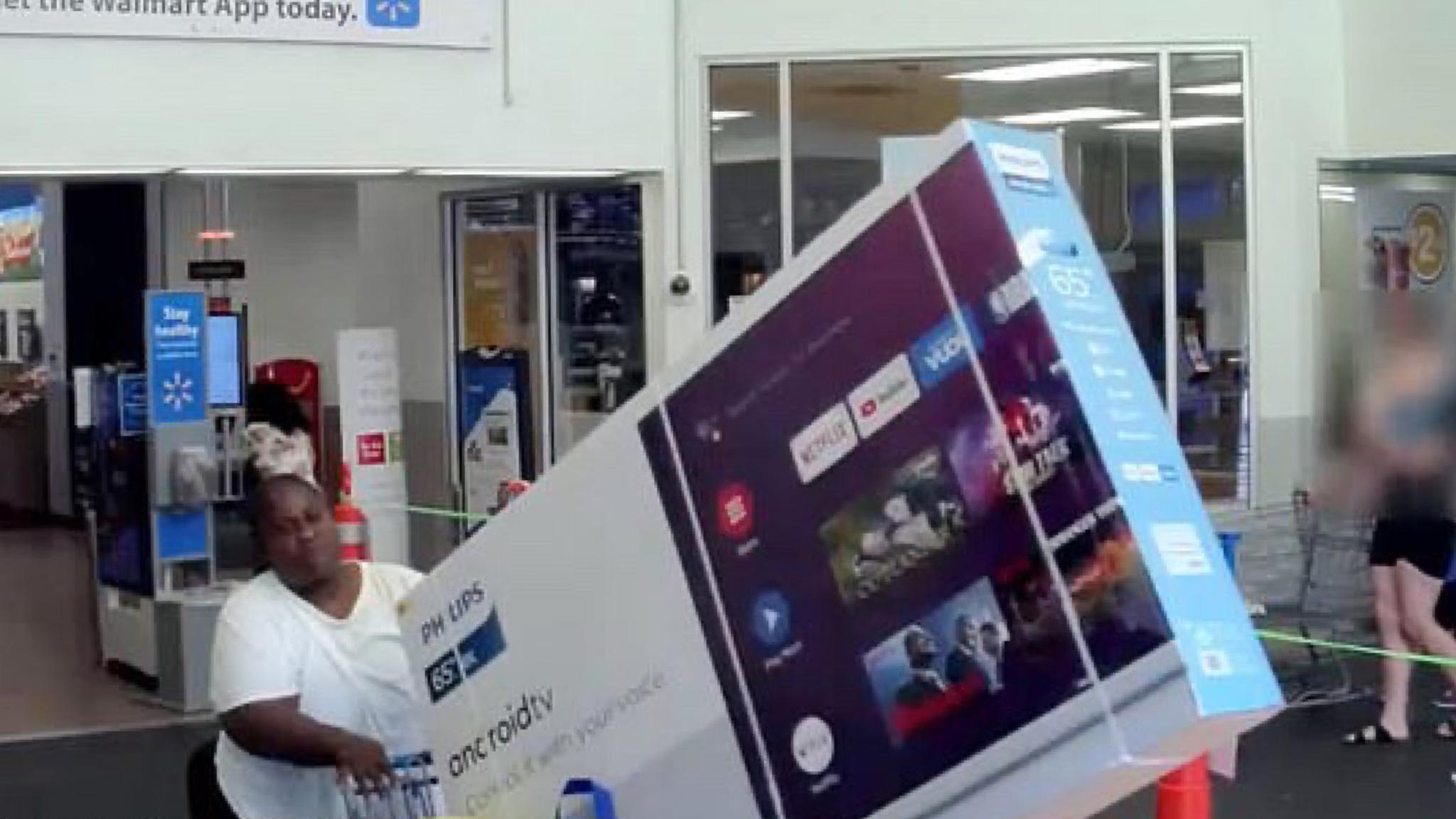 环球网|警察都被逗笑了！美国一女子试图偷走65寸电视被保安阻拦