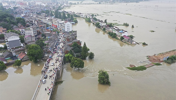 仍在紧急搜寻据@工人日报 7月23日消息,7月22日,位于安徽省庐江县同大