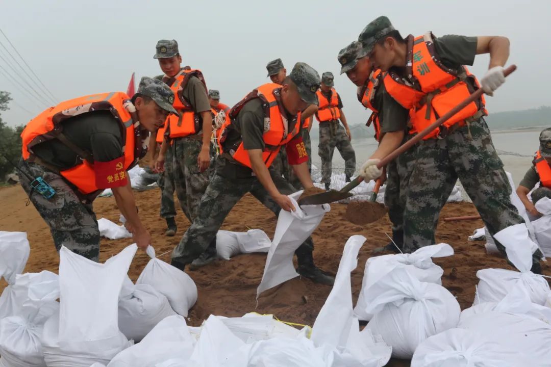 赶在洪峰到达之前到达