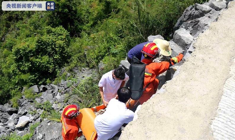 央视|广西都安一皮卡车坠入70米山崖 致3人遇难2人受伤