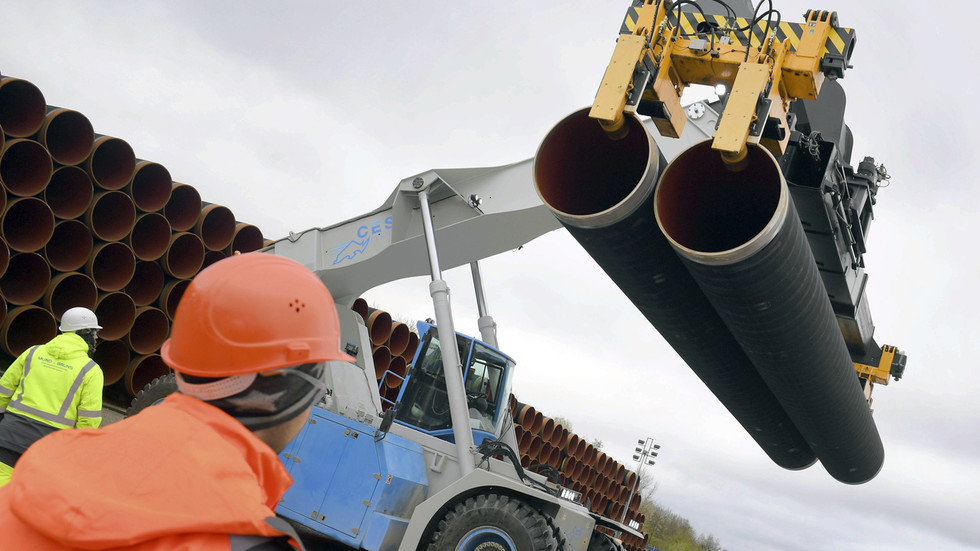 工人们在为"北溪2号"管道上载钢管(图源:今日俄罗斯)