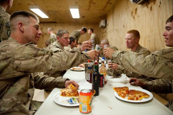 美式饮食易导致肥胖，已经成为美国军队的一大隐患。图为美国军人正在就餐。（美国《军队时报》网站）