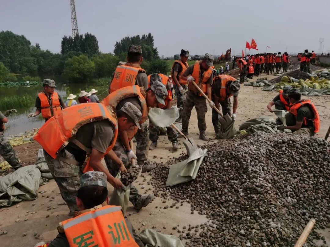 刷屏大合影,98抗洪"一等功臣连"来了!