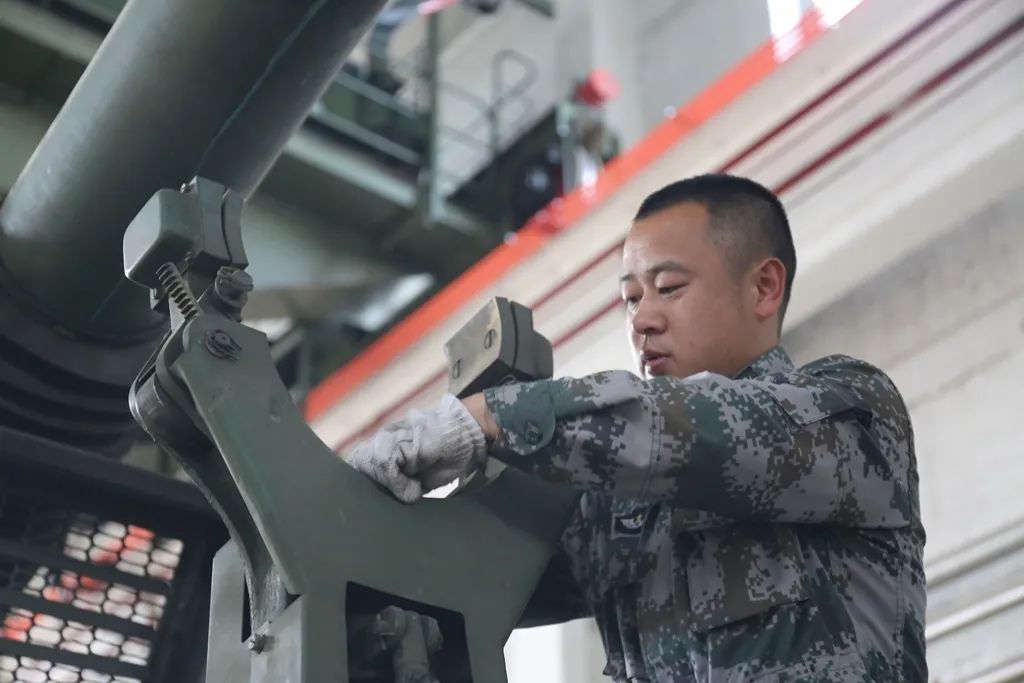 四级军士长韩露:用奉献书写军旅