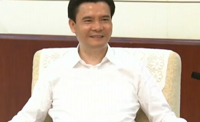 而起家于广东汕头的龙光集团董事长纪海鹏,在深圳地产圈中堪称是最