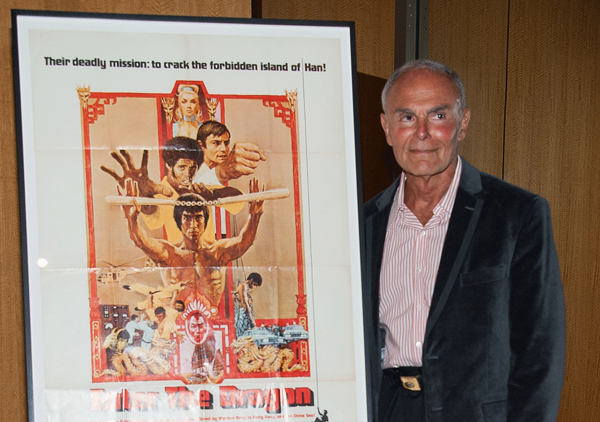  萨克松展示《龙争虎斗》海报（Getty Images）