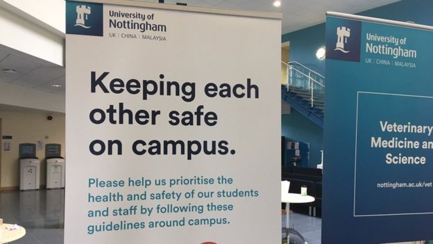 △诺丁汉大学内提醒学生防疫新规的警示牌（图片来源：BBC）