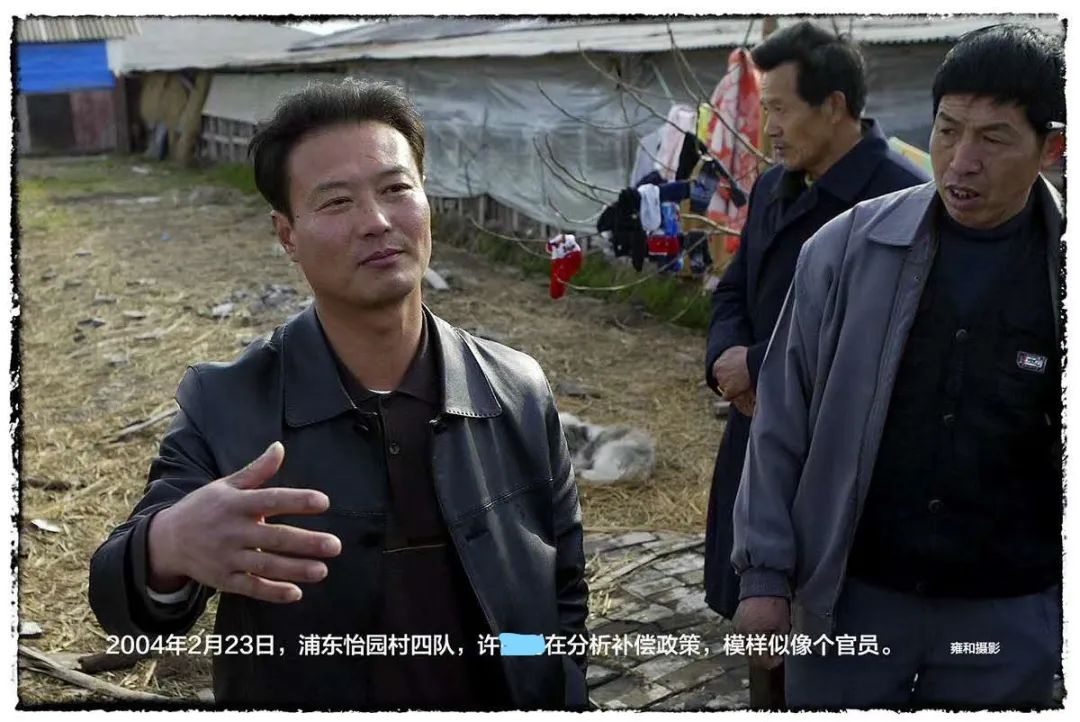 2004年,39岁的许某某在上海接受媒体采访 摄影 | 雍和