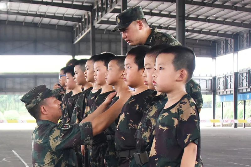 我今年4岁了今天跟着爸爸来当兵