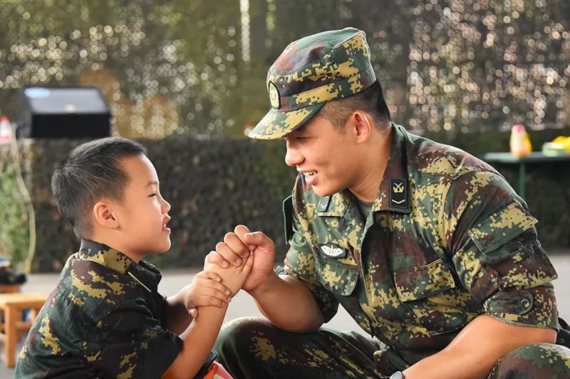 娃夏令营活动连日来,火箭军某部精心组织为进一步丰富军人子女暑期