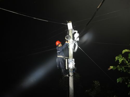 连夜抢修通信网