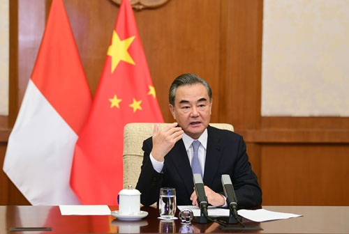 王毅同印尼外长蕾特诺举行视频会谈