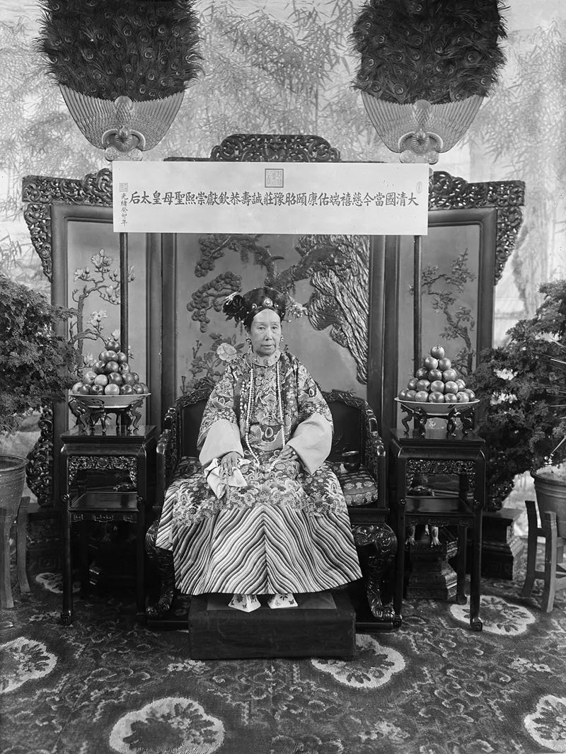 ▲ 与“慈禧皇太后彩色照片”相似度极高的慈禧皇太后“光绪癸卯年照片”之一，1903年