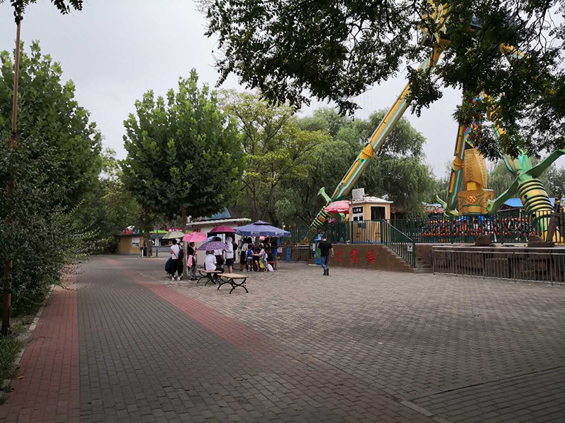 朝阳公园游乐设施处的游客 李凯旋摄