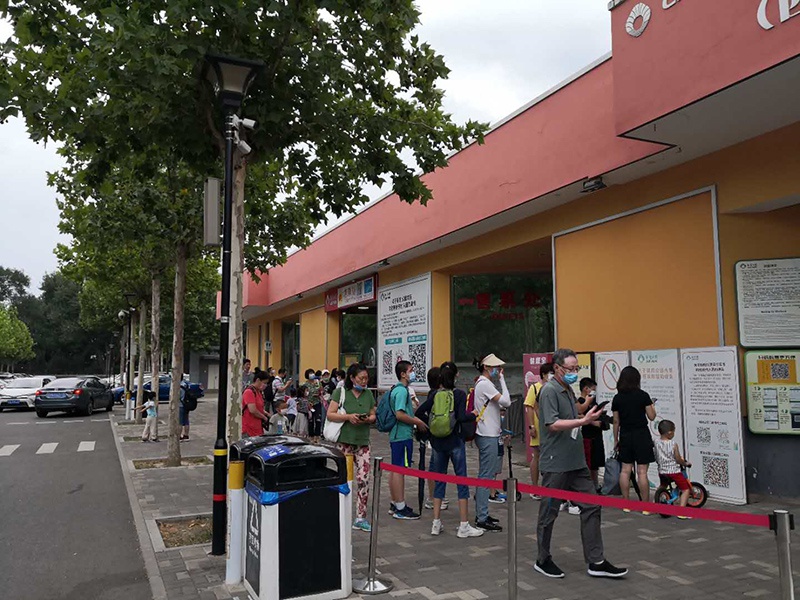 朝阳公园入口处 李凯旋摄