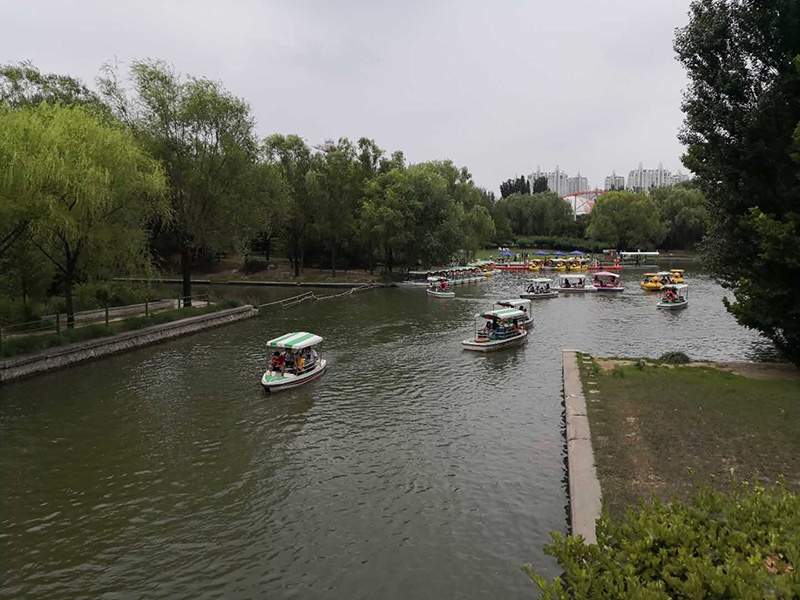 朝阳公园内的游船 李凯旋摄