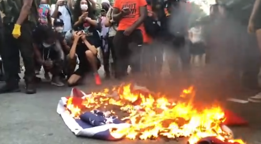 美国示威者白宫外焚烧美国国旗 来源：视频截图