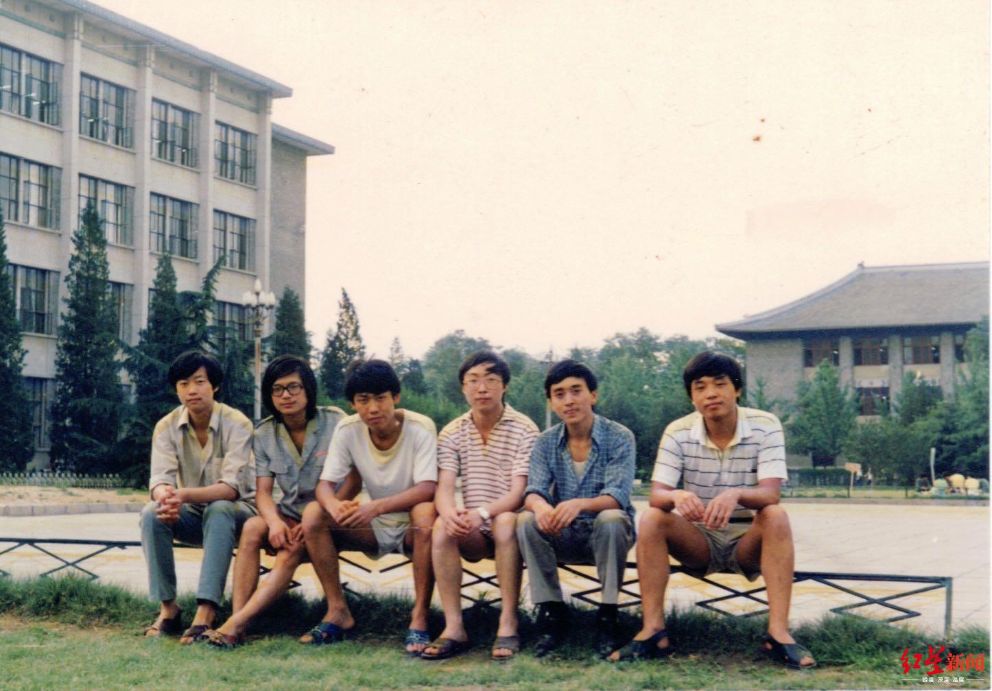 黄立新(左一)和同学在北大图书馆前相符影