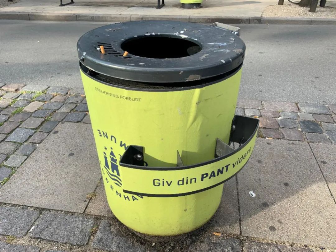 哥本哈根街头的垃圾桶，上面丹麦语的意思是”把空瓶留给需要的人”。新华社发（于珂 摄）