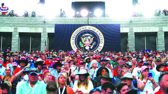 3日，人们在美国南达科他州的拉什莫尔峰国家纪念碑前参加独立日焰火表演活动。 新华社/图