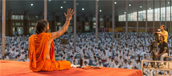 印度瑜伽宗师:和他的圣牛尿商业帝国|印度|印度教_新浪科技_新浪网