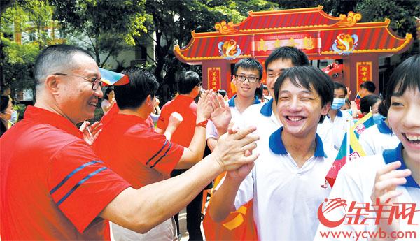 6 日上午，广大附中大学城校区送考壮行仪式上，学生与老师一一击掌鼓气 羊城晚报全媒体记者林桂炎摄