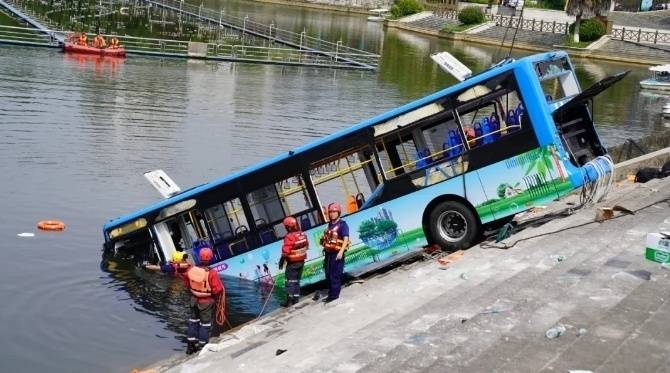 贵州公交坠湖事件造成5名学生遇难 驾驶员已身亡
