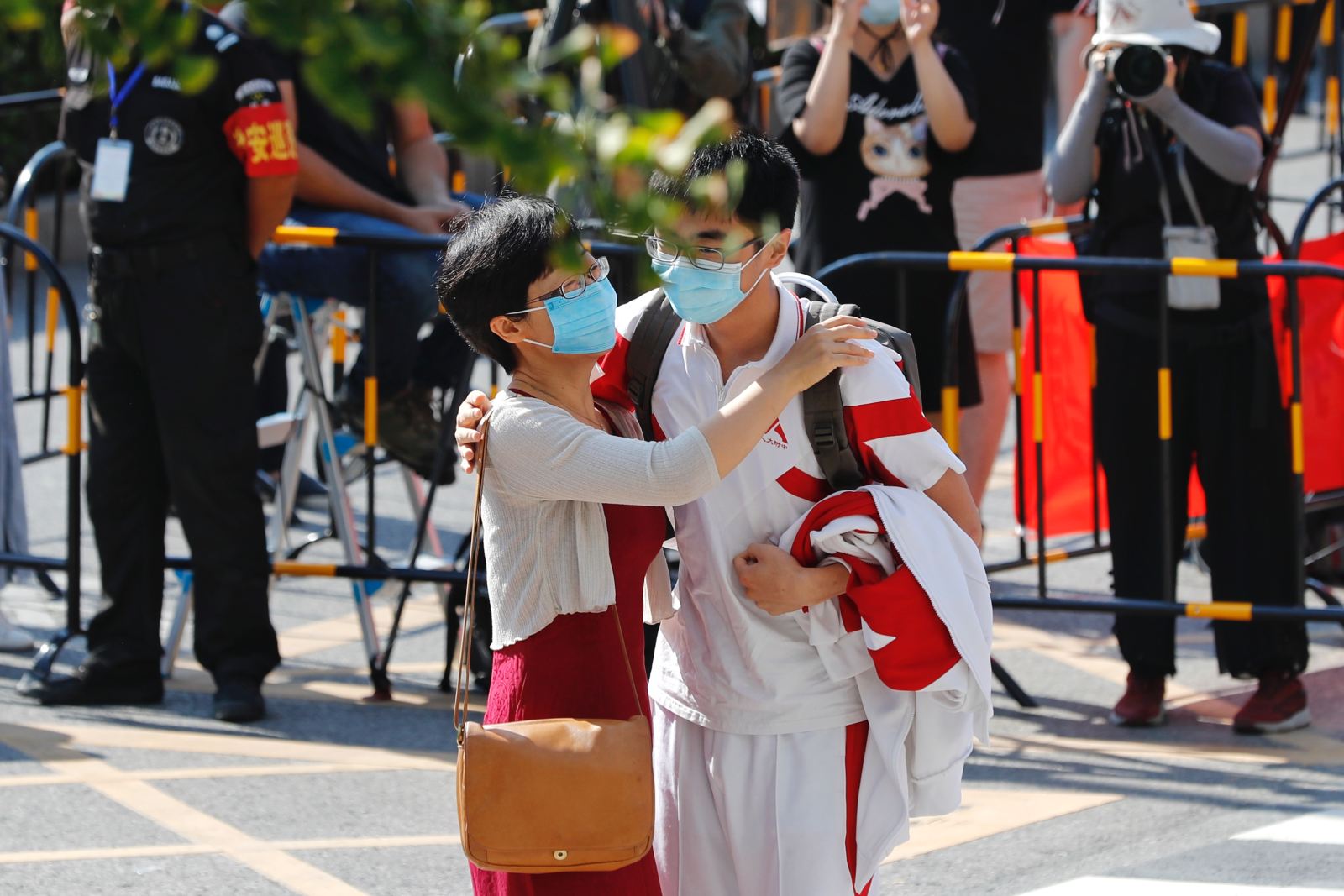 中国人民大学附属中学考点,考生与家长拥抱准备参加高考